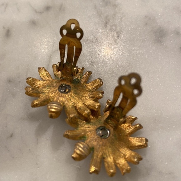 Vintage 1950s Daisy Clip on Earrings - Picture 5 of 6